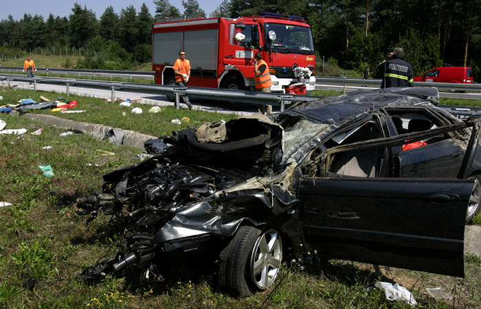 Modrus, 120810.Dvoje poljskih turista tesko je ozlijedjeno u prevrtanju Citroena C5 na autocesti Zagreb-Split, 7 km prije tunela Mala Kapela u smjeru mora, predio Modrus.Foto: Bernard Covic / Cropix