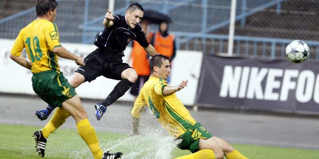 Zagreb, 130810.Stadion u Kranjcevicevoj.Nogometna utakmica izmedjuHrvatski Dragovoljac - Istra 1961.Na slici: Velimir Svalic strijelac prvog gola za Dragovoljac.Foto: Goran Mehkek / CROPIX