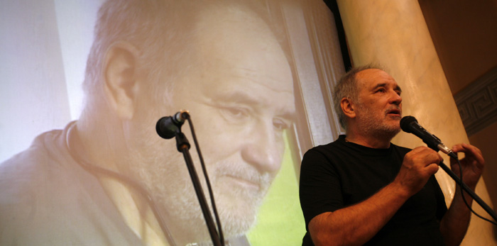 Opatija, 130810.U Opatiji je odrzana projekcija dokumentarnog filma Making of .... Kao rani mraz Djordja Balasevica. Film, glumce i ekipu koja je sudjelovala u filmu Kao rani mraz predstavio je sam autor Djordje Balasevic. Uoci projekcije ekipa se provozala turistickim brodom od Moscenicke Drage do Opatije, potom su se Balasevic i supruga Olivera fijakerom odvezli do Ville Angiolina gdje je odrzana projekcija. Na slici: predstavljanje filma Making of ... kao rani mraz.Foto: Tea Cimas / Cropix