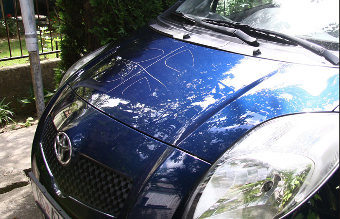 Osijek, 160810.U Marijanskom svetistu Gospe od Utocista u Aljmasu za vrijeme svete mise izgreban je automobil Domagoja Blazevica iz Osijeka i na haubi su mu napisana 4 cirilicna slova s.Foto: Dorian Horvat / CROPIX