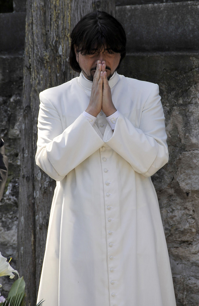 Dubrovnik, 040509.Velecasni Zlatko Sudac je u Mandaljeni i Dubrovniku u susretima i molitvama s vjernicima boravio u petak, subotu i nedjelju, od 1. do 3. svibnja.Danas u jutro, prije odlaska iz Dubrovnika, s organizatorima gostovanja u Dubrovniku je na groblju Boninovo polozio vijenac i pomolio se kod sredisnjeg kriza na groblju branitelja, a popricao je i s roditeljima palih branitelja koji su se zatekli na groblju i blagoslovio ih.Foto: Zeljko Tutnjevic / CROPIX