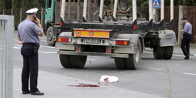 Bjelovar, 180810.U teskoj prometnoj nesreci u  Slavonskoj ulici u Bjelovaru, neoprezni vozac kamiona presao je kamionskom prikolicom preko neopreznog pjesaka.Na slici: mjesto nesrece.Foto: Goran Matejak / BJELOVARSKI LIST / CROPIX