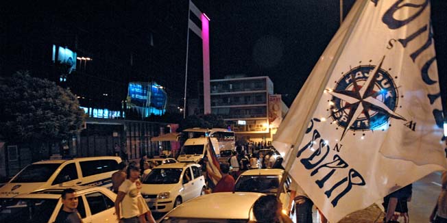 Split, 190810.Clanovi Torcide skupili su se ispred hotela Atrium, gdje su smjesteni nogometasi Rumunjskog kluba Unirea i pjevali navijacke pjesme.Foto: Josko Supic / CROPIX