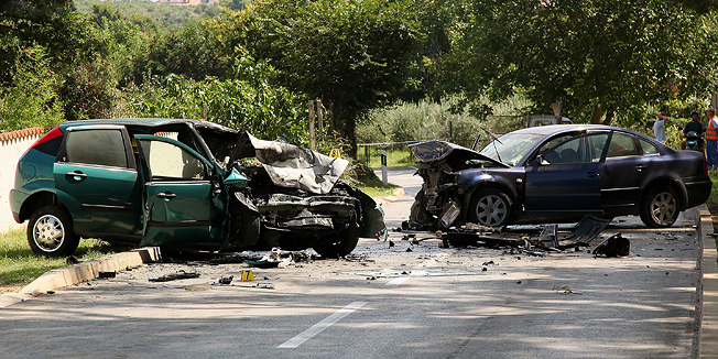 Premantura, 190810.Na premanturskoj cesti kod skretanja za Pomer dogodila se prometna nesreca u kojoj su sudjelovala dva automobila njemackih i rumunjskih registarskih oznaka. Petero je  ozlijedjenih u nesreci. Foto: Srecko Niketic / CROPIX