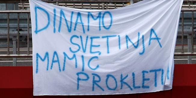 Zagreb, 200810.Na nadvoznjaku  kod City Centra na Zagrebackoj aveniji ponovo je osvanuo transparent protiv izvrsnog direktora Dinama, Zdravka Mamica. Transparent su postavili nezadovoljni Bad Blue Boys-i.Foto: Ronald Gorsic / CROPIX