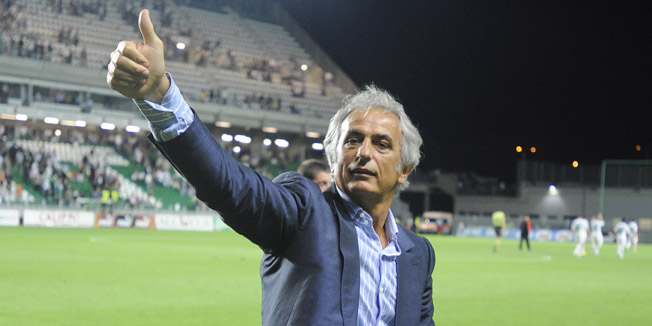 Gyor, 190810.Prva kvalifikacijska nogometna utakmica za ulazak u Uefinu Euro Ligu izmedju madjarskog Gyora i Dinama.Na slici: Vahid Halihodzic pozdravlja malobrojne navijace.Foto: Drago Sopta / CROPIX