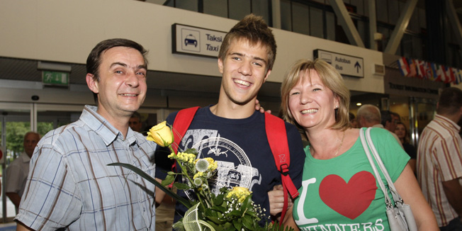 Zagreb, 190710.Zracna luka Zagreb.Povratak hrvatske plivacke reprezentacije s EP za juniore koje se odrzavalo u Helsinkiju. Plivaci su osvojili dvije broncane medalje, stafeta 4x100 slobodno (Ivan Levaj, Ivan Kristo, Luka Sever, Dujan Sablic, te 50 prsno (Ivan Capan).Na slici: Obitelj Capan, tata Darko, Ivan i mama Biba.Foto: Nenad Dugi / CROPIX