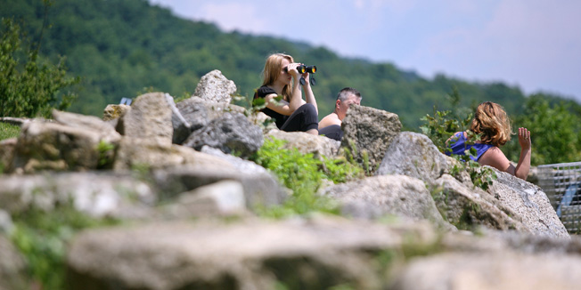 Zagreb, 250610.Medvedgrad je utvrda iz 13.st., sagradjena na jugozapadnom obronku Medvednice. Na Medvedgradu se nalazi ranogoticka kapelica sv. Filipa i Jakova i Oltar domovine. Oltar domovine svecano je otvorio predsjednik Franjo Tudjman na Dan drzavnosti 1994. kao mjesto na kojemu ce svi moci odati pocast hrvatskoj domovini i svim palima u Domovinskom ratu. Nazalost grad vec godinama ne vodi brigu o Medvedgrada i pustio ga je da propada. Brigu je nedavno preuzeo na sebe park prirode Medvednica.Na slici: mnogi svakodnevno dolaze uzivati u ljepotama Medvedgrada i prekrasnom pogledu na Zagreb.Foto: Neja Markicevic / CROPIX