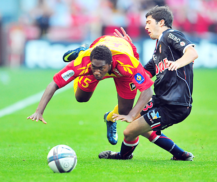 Monaco's defender Vincent Muratori (R) vies with Lens' French defender Fabien Laurenti during the French L1 football match Lens vs Monaco on August 21, 2010 at the Felix Bollaert stadium in Lens.    AFP PHOTO / PHILIPPE HUGUEN