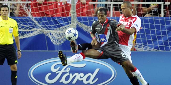 Sevilla's Brazilian forward Luis Fabiano (R) vies with Braga's midfield Leandro Salino (L) during their Champion League football match at Sanchez Pizjuan stadium in Sevilla on August 24, 2010. AFP PHOTO / CRISTINA QUICLER