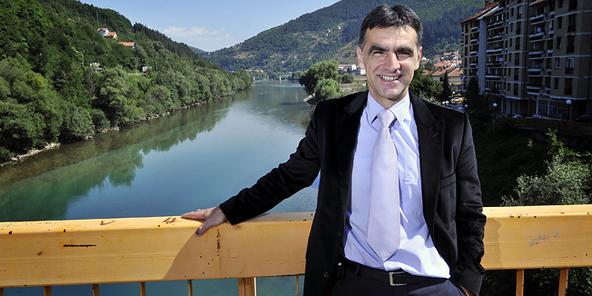 Foca (BiH), 250810.Prica o  Zdravku Krsmanovicu, nacelniku Opstine Foca, mjesta poznatog po velikim ljudskim stradanjima, jos u Drugom svjetskom ratu kada su Cetnici predvodjeni Drazom Mihajlovicem, koji se kasnije skrivao u Foci, pobili oko 8 tisuca nevinih Focaka u sklopu poznate Bitke na Sutjesci, pa sve do nedavnog rata na Balkanu, za vrijeme kojeg je vrsen genocid i masovno silovanje nad bosnjackim stanovnistvom, od strane srpske vojske. Od 1992. godine, pa sve do 1994. godine, kada je grad cak i preimenovan u Srbinje (promijenjeno nazad u Foce tek 2004. godine odlukom Ustavnog suda), razrusene su sve dzamije i opcenito svi tragovi postojanja i kulturno naslijedje Muslimana je izbrisano. Nakon rata, do donedavno, slijedeci praksu Draze Mihajlovica, u okolici Foce se skrivao haski optuzenik Ratko Mladic.2004. godine na nacelnicku funkciju dosao je proeuropski srpski politicar Zdravko Krsmanovic, koji poziva na povratak bosnjackog stanovnistva i pomirenje, sto je prilicno kontroverzno za vecinsko srpski grad kojeg 