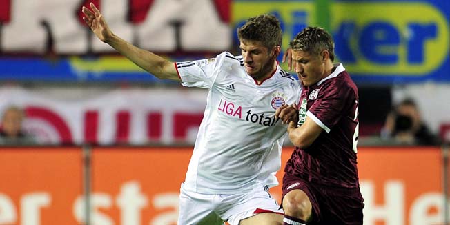 Kaiserslautern's  Ivo Ilicevic, right, and Bayern's Thomas Mueller challenge for the ball during the German first division Bundesliga soccer match between FC Kaiserslautern and FC Bayern Munich in Kaiserslautern, western Germany, Friday, Aug. 27, 2010. (AP Photo/ddp, Torsten Silz) ** NO MOBILE USE UNTIL 2 HOURS AFTER THE MATCH, WEBSITE USERS ARE OBLIGED TO COMPLY WITH DFL-RESTRICTIONS, SEE INSTRUCTIONS FOR DETAILS ** 