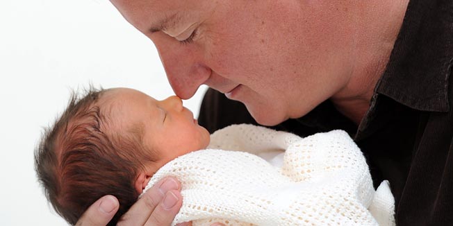 British Prime Minister David Cameron holds on August 28, 2010 his baby daughter, Florence Rose Endellion Cameron, who was born on August 24 during the premier's summer holiday in Cornwall. Cameron's wife Samantha left the Royal Cornwall Hospital in Truro with her new baby on August 27 and returned to their holiday home where the family is continuing their holiday. Cameron will become the first British prime minister to take statutory paternity leave, his deputy confirmed on August 27.   AFP PHOTO / STEFAN ROUSSEAU