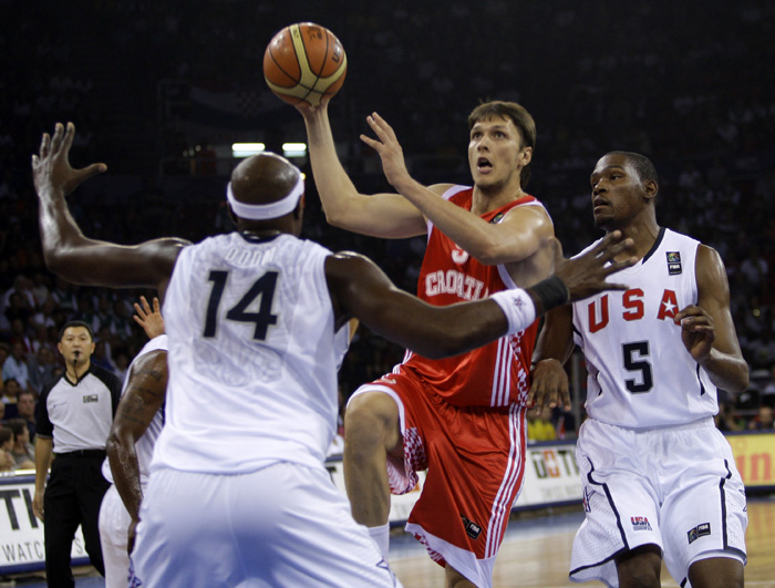 Croatia's Marko Tomas shoots between  USA's Lamar Odom, left, and Kevin Durant during their World Basketball Championship preliminary round match in Istanbul, Turkey, Saturday Aug. 28, 2010. (AP Photo/Ibrahim Usta)