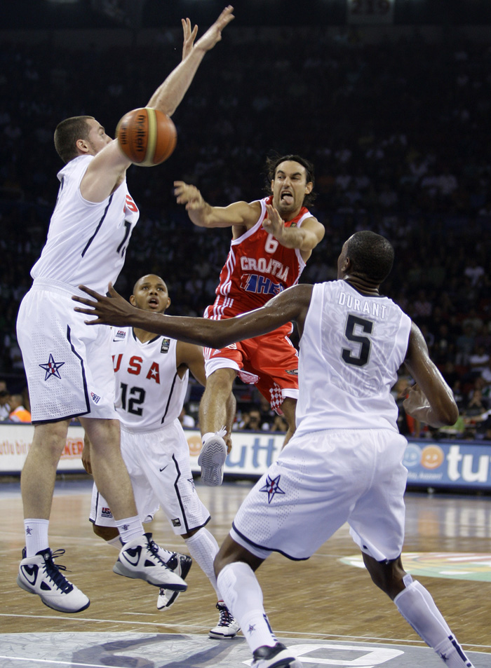 Croatia's Marko Popovic passes between USA players during their World Basketball Championship preliminary round match in Istanbul, Turkey, Saturday Aug. 28, 2010. (AP Photo/Ibrahim Usta)