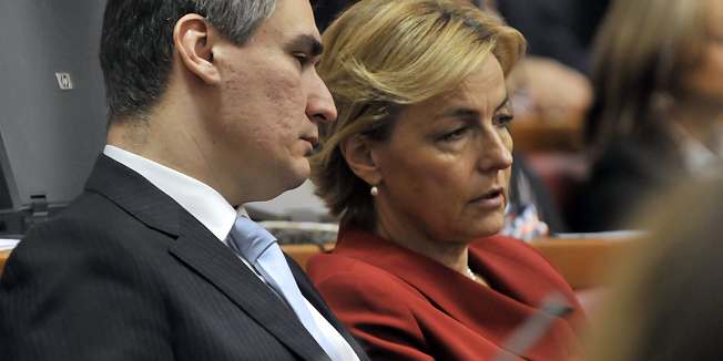 Zagreb, 021109.Sjednica Hrvatskog Sabora na kojoj se raspravljalo o davanju suglasnosti Vladi RH za potpisivanje arbitraznog sporazuma sa Slovenijom, na nacin kakav su dogovorili Jadranka Kosor (premjerka RH) i Borut Pahor (slovenski premjer).Vodila se napeta rasprava izmedju SDP-a (oporbe) i HDZ-a.Na slici: Zoran Milanovic SDP i Vesna Pusic (HNS) u Saboru RH.Foto: Bruno Konjevic / CROPIX