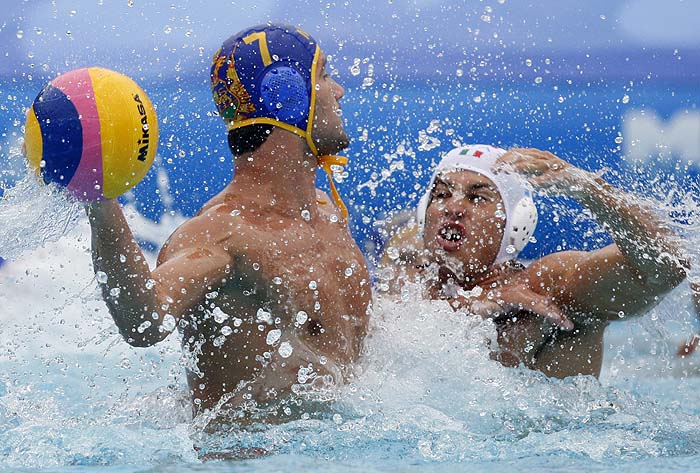 Mladjan Janovic (L) of Montenegro prepares to throw the ball in front of Massimo Giacoppo of Italy during their European Water Polo Championship preliminary match in Zagreb August 30, 2010. REUTERS/Nikola Solic (CROATIA - Tags: SPORT WATER POLO)