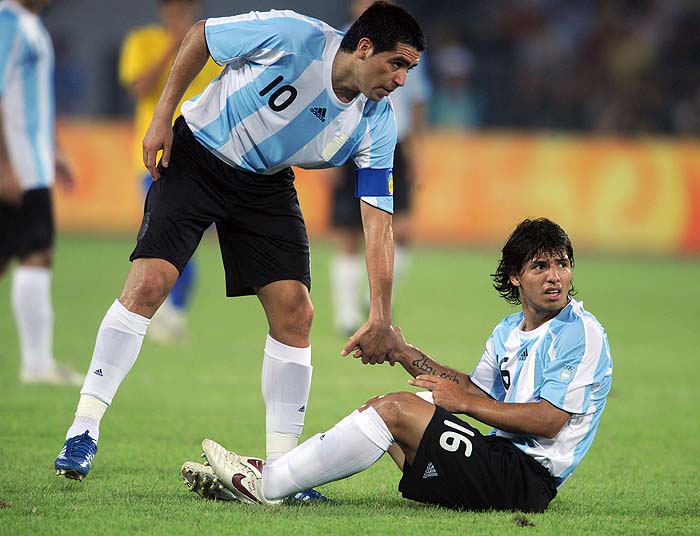 Peking, 190808.29. Olimpijske igre u Pekingu, polufinalna nogometna utakmica Argentina - Brazil, Sergio Aguero na podu pomaze mu Riquelme.Foto: Drago Sopta / CROPIX