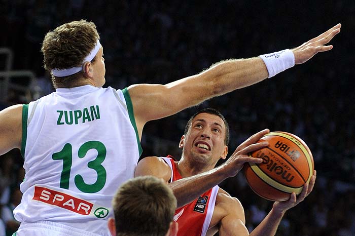 Roko Leni Ukic (R) of Croatia vies with Miha Zupan (L) of Slovenia during the preliminary round group B match between Slovenia and Croatia, at the FIBA World Basketball Championships at the Abdi Ipekci Arena in Istanbul, on August 30, 2010. AFP PHOTO / MUSTAFA OZER
