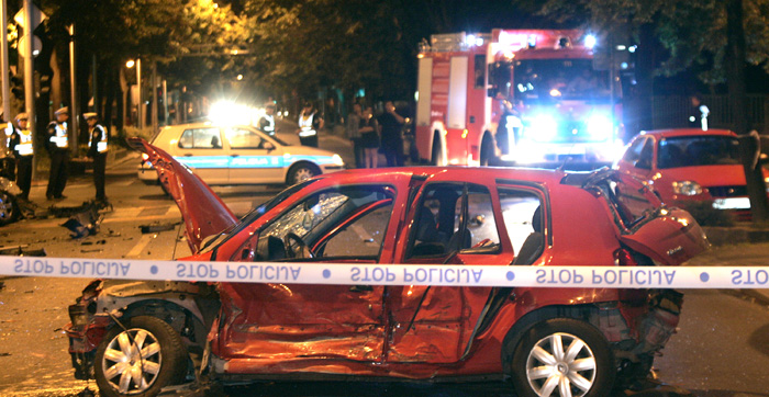 Zagreb, 050910.Teska prometna nesreca na krizanju Klaiceve i Kaciceve u kojoj su sudjelovali automobili marke Mercedes i Renault.Vozac koji je upravljao Mercedesom je Drazen Ladic.Na slici: Policijski ocevid prometne  nesrece.Foto: Bernard Covic / Cropix