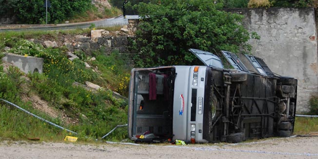 Novigrad, 190610.Dvadesetak Ceskih turista lakse je ozlijedjeno pri izlijetanju autobusa kod kamenoloma Antenal. Autobus je sletio s ceste u tri metra duboku provaliju te se prevrnuo najvjerojatnije zbog mokrog kolnika i neprilagodjene brzine.Foto: Goran Sebelic / CROPIX                              