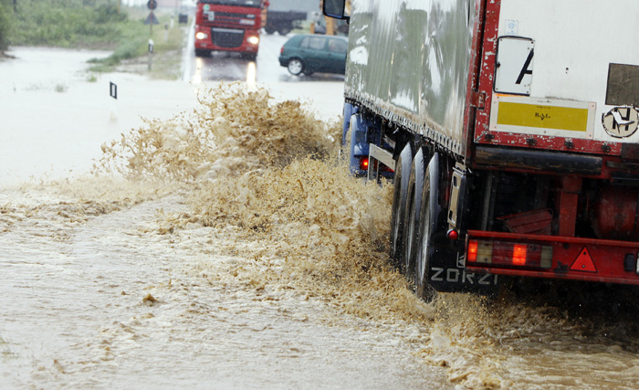 Koprivnica, 210610.Zbog obilne kise koja je zahvatila koprivnicko podrucje poplavljena je i zatvorena  drzavna cesta kod mjesta Staglinec. Automobile koji su upali u vodenu bujicu spasavali su prolaznici i bager  izvlacenjem i guranjem iz vode. Obilna kisa poplavila je i dvorista podrume i prizemlja kuca u prigradskim naseljima Starigrad, Staglinec i Reka.Na slici: Poplavljena magistrala D2 u Staglincu kod Koprivnice .Foto: Nikola Wolf / PODRAVSKI LIST / Cropix