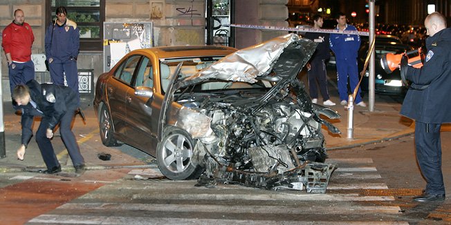 Zagreb, 050910.Teska prometna nesreca na krizanju Klaiceve i Kaciceve u kojoj su sudjelovali automobili marke Mercedes i Renault.Vozac koji je upravljao Mercedesom je Drazen Ladic.Na slici: Policijski ocevid prometne  nesrece. U pozadini dr. Tomislav Vlahovic (u crvenom) i Vatroslav Mihacic.Foto: Bernard Covic / Cropix