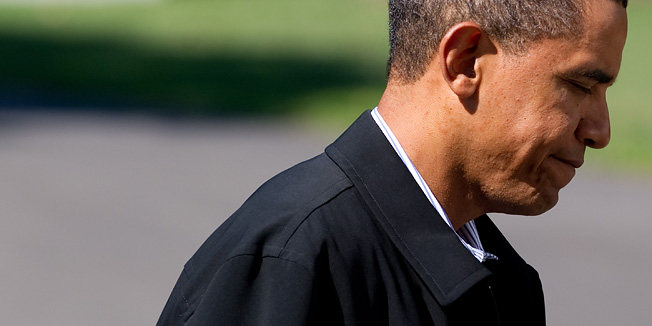 US President Barack Obama walks across the South Lawn of the White House in Washington on September 5, 2010 after arriving on Marine One. Obama spent the weekend at Camp David, the Presidential retreat.        AFP PHOTO / Saul LOEB