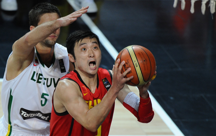 Lithuania's Mantas Kalnietis (L) vies with China's Liu Wei  during a World Cup Championship eighth of finals basketball match Lithuania versus China in Istanbul on September 7, 2010. AFP PHOTO / FRANCK FIFE