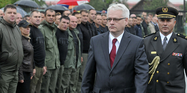 Zagreb, 070910.Lucko, 20-ta obljetnica osnutka Antiteroristicke jedinice MUP-a (ATJ Lucko). Na fotografiji:  Predsjednik RH Ivo Josipovic obilazi pripadnike ATJ i njene veterane.Foto: Bruno Konjevic / CROPIX