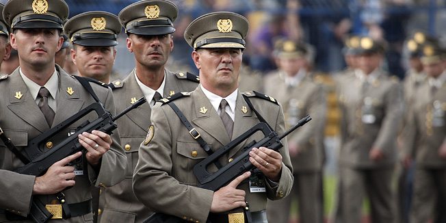Karlovac, 280510.Svecano obiljezavanje Dana oruzanih snaga i Dana Hrvatske kopnene vojske na gradskom stadionu. Svecanost su uvecali predsjednici Republike, Vlade i Sabora: Ivo Josipovic, Jadranka Kosor i Luka Bebic. Na slici hrvatski vojnici.Foto: Dragan Matic / Cropix
