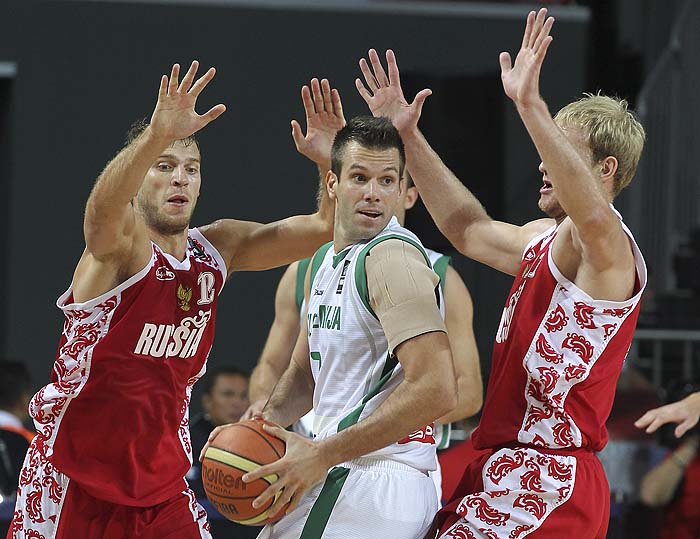 Slovenia's Sani Becirovic, center, keeps the ball from Russia's Sergey Monya, left, and Anton Ponkrashov during the 7th-8th place playoff match between Russia and Slovenia at the World Basketball Championship, Saturday, Sept. 11, 2010, in Istanbul, Turkey.  (AP Photo/Thanassis Stavrakis)