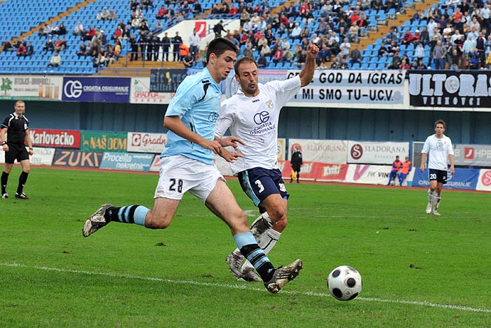 Vinkovci, 110910.Nogometna utakmica 7. kola prve HNL izmedju Cibalie i Rijeke.Na fotografiji: Tomislav Mazalovic (plavi 28) i Kristijan Caval (3).Foto: Damir Glibusic / CROPIX