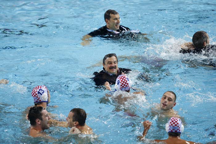 Zagreb, 110910.Bazen Mladosti na Savi.29. Europsko prvenstvo u vaterpolu.Finalna utakmica za pobjednika Europskog prvenstva u vaterpolu  Hrvatska - Italija.Na slici: slavlje hrvatskih igraca i Ratka Rudica.Foto: Goran Mehkek / CROPIX      