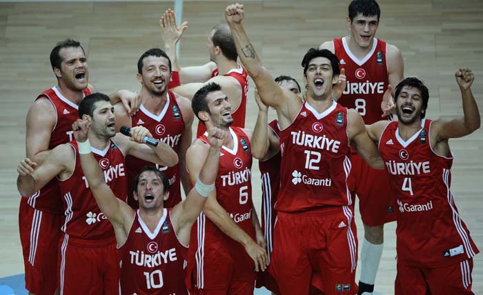 Turkish players celebrate after beating Serbia during the World Championship semi final basketball match Serbia vs. Turkey, on September 11, 2010 in Istanbul. Turkey won 83 to 82.              AFP PHOTO / FRANCK FIFE
