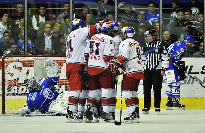 Zagreb, 120910.Hokejaska utakmica HKL Medvescak Zagreb i EC Red Bull Salzburg.Na slici: slavlje igraca Red Bulla nakon pogotka.Foto: Boris Kovacev / CROPIX
