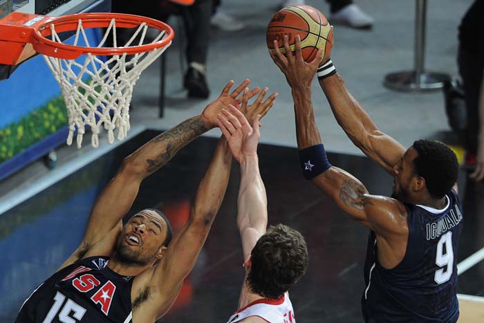 Turkey's Omer Asik (C) vies with US Tyson Chandler (L) and US Andre Iguodala  during a basketball World Cup Championship final match Turkey versus US in Istanbul on September 12, 2010. AFP PHOTO / MUSTAFA OZER