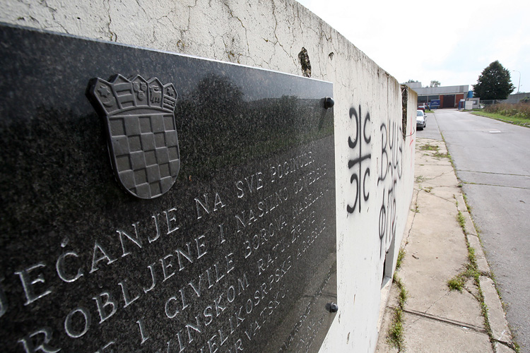 Vukovar, 130910.Grafiti neprimjerenog i nacionalistickog sadrzaja ispisani cirilicnim pismom osvanuli kod spomen-obiljezja na mjestu srusene zgrade Borovo Commercea u Vukovaru. Ispisane su rijeci 