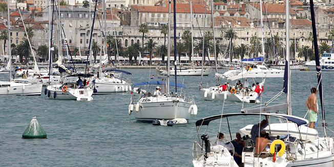 Split, 300710.Velika nauticka guzva u splitskoj luci.Jako jugo koje puse na splitskom podrucju,potjeralo je vecinu jahtasa da se sklone u splitsku luku gdje usput mogu natocit i gorivo.Foto: Duje Klaric / CROPIX