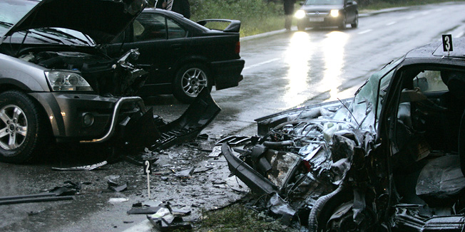 Zapresic, 180910.Teska prometna nesreca u kojoj su sudjelovala tri automobila dogodila se u ulici Bana Jelacica pokraj broja 271. Jedna je osoba poginula, a najmanje troje ih je ozlijedjeno.Na slici: Mjesto nesrece.Foto: Bernard Covic / Cropix