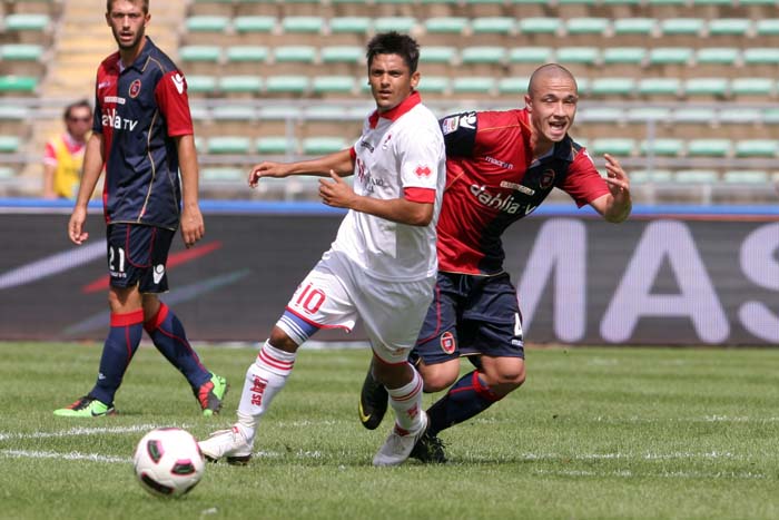Cagliari's Nainggolan Radja, of Belgium, right, and Bari's Barreto, of Brazil vie for the ball during a Serie A soccer match between Bari and Cagliari, at the San Nicola stadium in Bari, Italy, Saturday, Sept. 19, 2010. (AP Photo/Donato Fasano)