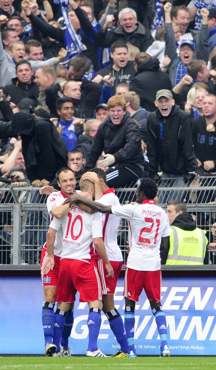 RESTRICTIONS / EMBARGO - ONLINE CLIENTS MAY USE UP TO SIX IMAGES DURING EACH MATCH WITHOUT THE AUTHORISATION OF THE DFL. NO MOBILE USE DURING THE MATCH AND FOR A FURTHER TWO HOURS AFTERWARDS IS PERMITTED WITHOUT THE AUTHORISATION OF THE DFL.Hamburg players celebrate after Hamburg's Croatian striker Mladen Petric (2nd L, No. 10) scored during Germany's first division Bundesliga football match FC St. Pauli vs Hamburger SV on September 19, 2010 at the Millerntor stadium in Hamburg, northern Germany. The match ended in a 1-1 draw.     AFP PHOTO / JOHN MACDOUGALL