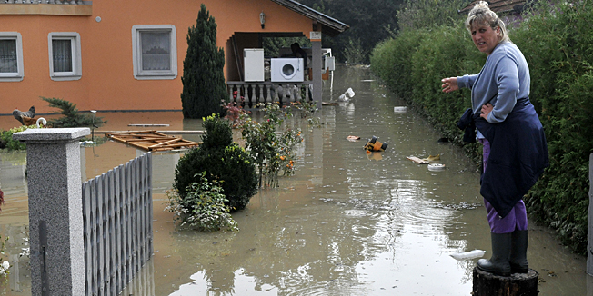 Zagreb, Scitarjevo, 210910.Zbog nedavnih padalina i nabujale rijeke Save, popustio je nasip kod mjesta Scitarjevo kod Velike Gorice i potopio okolna polja i kuce. Scitarjevo je od jucer popodne pod vodom, stanovnici se bore s vodenom stihijom.Foto: Bruno Konjevic / CROPIX