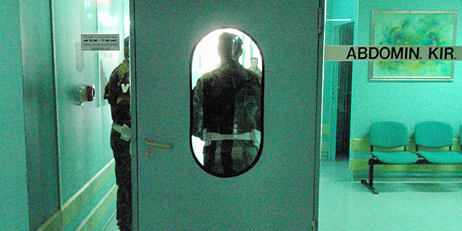 Zagreb, 230910. KC Dubrava, Abdominalna kirurgija. Vojni piloti Igor Troselj i Marijan Kudlik koji su prezivjeli padove svojih aviona nakon obrade na Hitnom kirurskom odjelu prebaceni su na 4. kat KC Dubrava, na odjel Abdominalne kirurgije. Tamo su u apartmanu, a ocekuje se da ce sutra biti pusteni. Vojni policajci su osiguravali sve prilaze odjelu i do pilota nije mogao nitko osim sluzbenih osoba. Foto: Zvonimir Krstulovic    