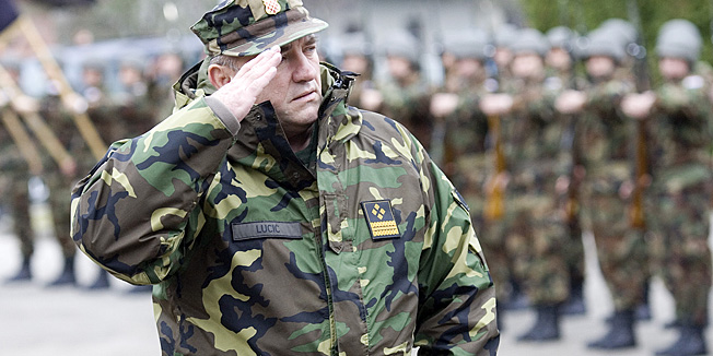 Zagreb 241108.U streljani Jamadol u Karlovcu predstavljena je nova jurisna puska VHS 5,56 mm te je izvrseno probno gadjanje u prisustvu ministra obrane Branka Vukelica, generala Josipa Lucica i mnogobrojnih vojnih i civilnih duznosnika.Pusku su predstavili djelatnici tvrtke HS produkt iz Ozlja koji su je i izradili, a naisla je na velik interes prisutnih vojnih osoba.General zbora Josip Lucic, nacelnik GS OS RH.Foto: Sinisa Sunara / Cropix