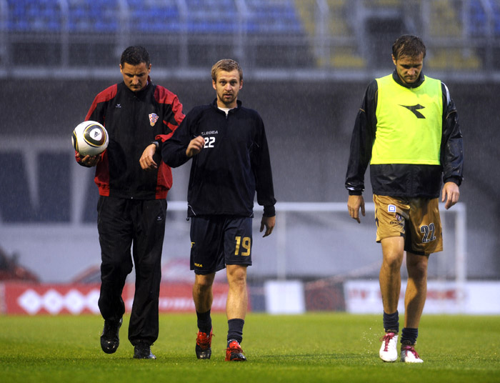 Zagreb, 250910.Nogometna utakmica 9.kola 1. HNL izmedju NK Lokomotiva i NK Dinamo.Na slici: zbog kise odgodjena utakmica za 24 sata. Na terenu su izasli sudac utakmice Marko Matoc i kapetani Tomislav Havojic i Igor Biscan kapetan Dinama skroz desno.Foto: Drago Sopta / CROPIX