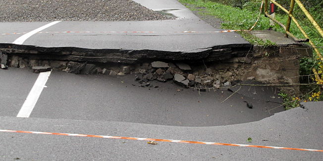 Sisak, 270910.Zbog bujice koja je nosila sve pred sobom srusio se propusni most na 25. kilometru drzavne ceste Sisak-Popovaca. Od subote u 16 sati ta je cesta zatvorena za sav promet. Moslavina odsjecena od Siska, zupanijskog sredista, a putovanje od Siska do 40 kilometara udaljene Kutine sada traje  vise od stotinu kilometara jer se na put mora preko zagreba, ili uskim i slabo odrzavanim cestama preko Martinske Vesi i Ivanicgrada.Foto: Mate Piskor / Cropix