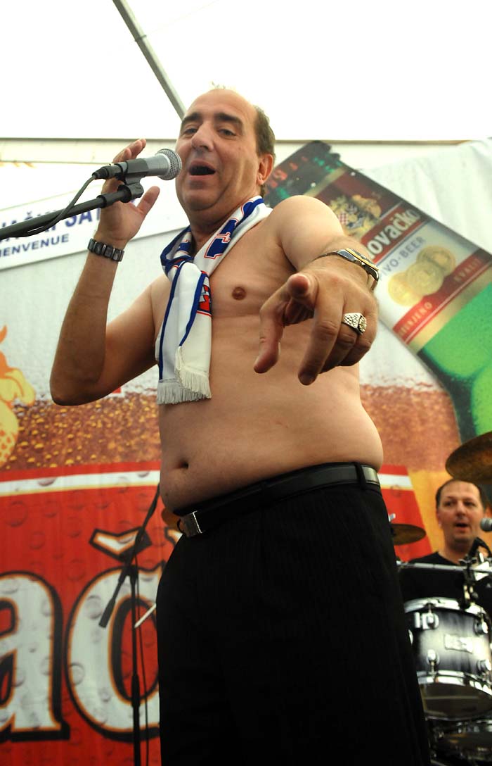 Split, 300910.Na ulicama Splita pred pocetak utakmice Hajduk - Anderlecht vlada usijana atmosfera. Po prvi put na Poljudu je stavljen navijacki sator.Na fotografiji: Mladen Grdovic koji je odrzao koncert u navijackom satoru.Foto: Mario Todoric / CROPIX