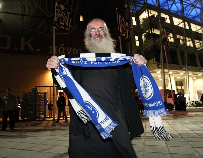 Solun, Grcka, 300910.Stadion Tuomba.Nogometna utakmica 2. kola Europske ligeP.A.O.K. - Dinamo.Na slici: vodja navijaca PAOK-a pop Christos Mitzious.Foto: Ronald Gorsic / CROPIX