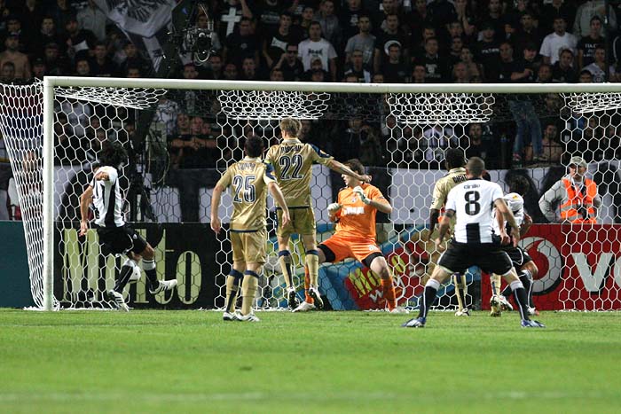 Paok Thessaloniki's Ivic (L) scores against Dinamo Zagreb during their Group D Europa League football match at the Toumbas stadium in Thessaloniki, on September 30, 2010. AFP PHOTO /Sakis Mitrolidis